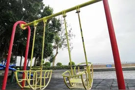 太危险了！青少年在海滨长廊“疯狂”荡秋千，路人劝阻全无效图片