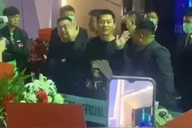 李晨新酒吧开业送百万香槟，林峯带张馨月现身，一晚就花100万图片