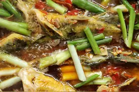 黄辣丁拿盐巴和料酒腌渍搓洗，它胡子刺很利，要格外小心。图片