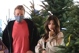 超模艾米丽与老公同框，毫不遮掩秀孕肚，闪婚2年仍恩爱如初图片