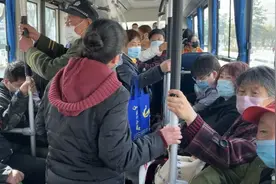 Y45路女公交驾驶员：跑一圈140分钟，每天三到四圈图片