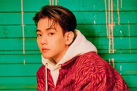 两女生守在家门前　伯贤@EXO遭私生饭跟踪感惊恐图片