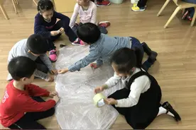 在这个幼儿园里，男孩给女孩做婚纱，太甜了图片