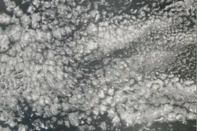 东太平洋墨西哥到夏威夷岛出现放射状云，细胞状的云层内还有涡旋图片