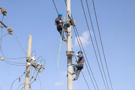 为何电线杆上的支架都是银色的？为何美国仍大量使用木头电线杆？图片