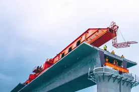 又一个全球第一！中国造出千吨级架桥机，美国酸了：偷我的技术图片