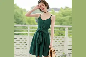 女生夏季穿吊带，内衣露出来太尴尬了吧！别怕，我有办法！图片