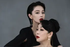 张馨予晒写真为母亲庆生，55岁妈妈年轻时髦，镜头表现力不输女儿图片