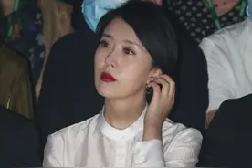 颜丹晨的穿搭总是很简洁，上白下黑好精致，“光感”面料挺吸引人图片