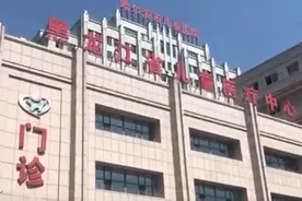 遭虐打女童已能喝营养液，生母：获捐7万余元全存入医院图片