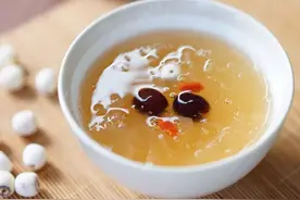 炖银耳汤，别再用清水炖！多加2样，快速出胶，香浓黏稠，更省时图片