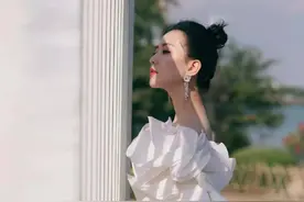 刘诗诗天鹅颈直角肩太美，可臀去哪了？超模私教3步重塑蜜桃臀图片