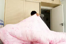 叫懒老婆起床的正确方法，一招比一招狠，太搞笑了