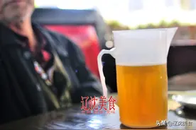 沈阳闹市区的穷鬼乐园，十二元可以喝一顿，加点钱上二楼图片