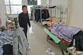 长白山防疫在行动|池西区：送菜上门 驻村辅警变“跑腿”小哥图片