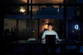 那些眼里有光的年轻人，终会迎来高光人生图片