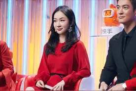 霍思燕气质拿捏得真好，黑色外套披在大红裙上，一看就是高级贵妇图片