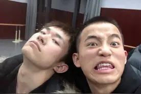 有一种“合照”叫易烊千玺，跟谁都一脸正经，却对他意外宠溺图片