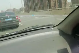 太危险！郑州京广路地面这路段多年不通，有人骑电动车冒险上高架图片