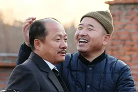 刘能扮演者王小利的座驾，剧中开夏利，现实中开什么车？图片