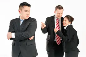 职场攻略：得罪小人，被同事抱团排挤，应该如何应对？图片
