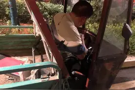轿车与三轮车相撞一人被困 消防紧急处置图片