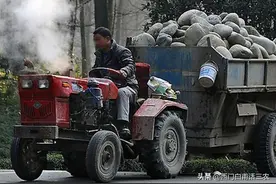 24马力拖拉机拉4吨货爬坡胜过95马力汽车，中国单缸柴油机之谜图片