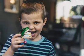 满嘴屎尿屁，充满攻击性？2岁的孩子到底怎么教，3个建议帮助您图片