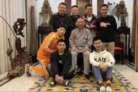 郭德纲爱徒烧饼火了，现身机场粉丝跟拍，穿“龙袍”戴礼帽真时髦图片