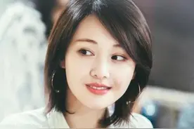 郑爽坐路边自拍被网友偶遇，嘟嘴，瞪眸，搞怪，坐姿毫无偶像包袱图片