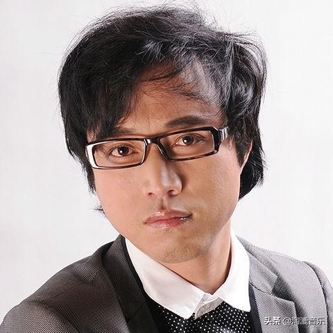 他是乐坛最特别的作词人，只有两根手指能动，却让20万人都哭了