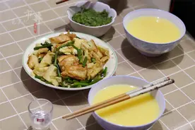 河南老两口的极简晚餐，一粥一菜走红朋友圈，“铲儿馍”勾起回忆图片