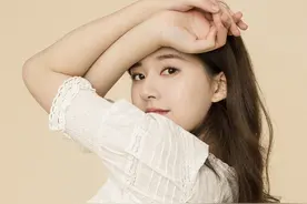 赵露思用一根红绳当时尚单品，摆pose个性好看图片