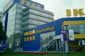 女子在宜家试坐楼梯凳摔得人仰马翻，法院判了！图片