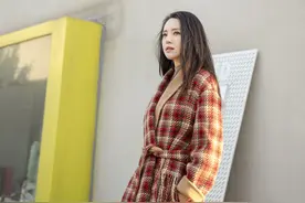 41岁董璇单身后时髦不减，穿格纹大衣街拍，知性减龄不像孩子妈图片