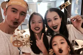 张伦硕晒全家福庆祝生日，一家人吃蛋糕嘴唇染黑超搞怪图片