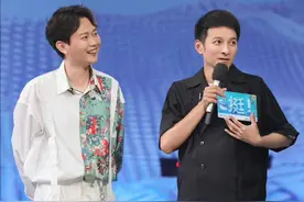 孟鹤堂不怕挨踢，去快乐大本营说谐音梗，调侃师父郭德纲图片