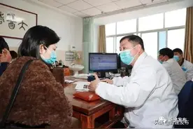 劳模院长坚持坐诊 每日诊治病人百余图片