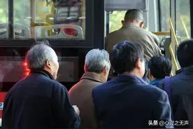 坏老人“倚老卖老”，免费老人公交卡该被取消吗？网友:太过瘾了图片