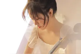 白色蕾丝网纱裙拉大提琴真优雅图片