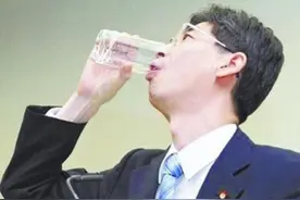 那个喝下核废水的日本议员咋样了？2014年账号停更，次年退出政坛图片