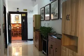 走廊放鞋柜常见，但还是第一次见这么和睦相处，你觉得这样好吗？图片