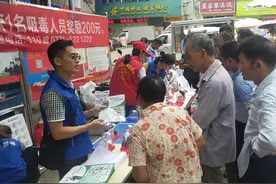 广西上林：塘红乡结合圩日开展地摊式禁毒宣传图片