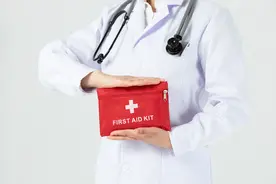 60岁以上老人医疗费全免可行吗？最新官方回应来了图片