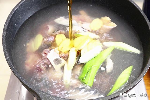 16一斤的甲鱼到底怎么做才香？加点鸡肉一起炖，汤鲜肉嫩还大补