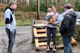 狗狗走失8年，再见面时它一眼认出了主人，看了忍不住让人落泪图片