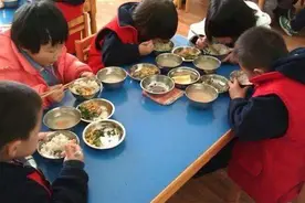 女儿上幼儿园回来总喊饿，直到看到辞职老师晒午餐，宝妈火冒三丈图片