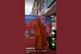 62岁"唐僧"徐少华街头商演，环境破旧又简陋，身材发福风采不再图片
