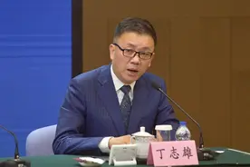 发放10亿潮流补贴！得物将对AJ、YEEZY等潮牌推出“限价政策”图片