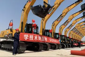 连夜驰援！蓝翔挖掘机集体出动，24小时筑起3500米土堤坝图片